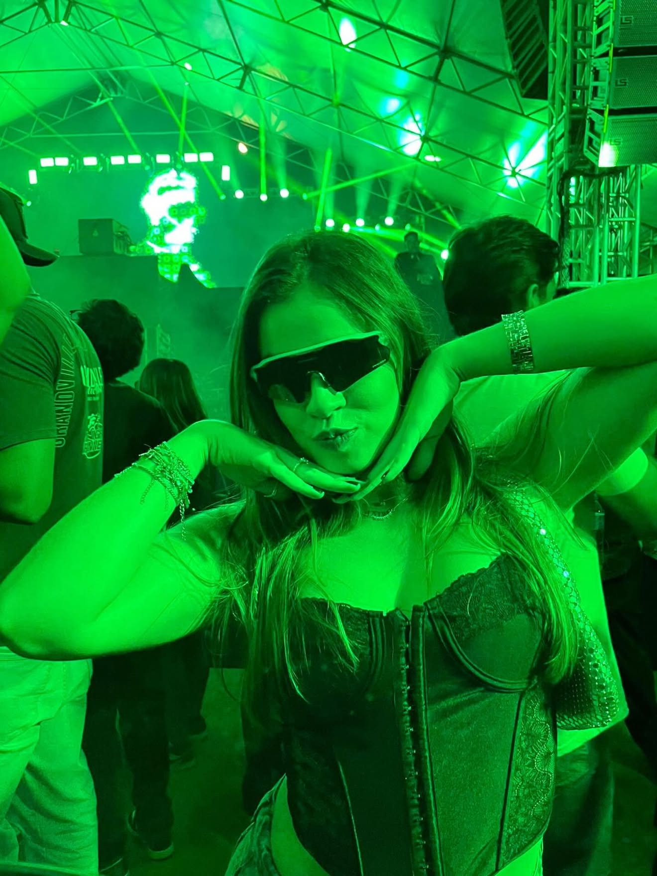 Cliente usando óculos da Elite Lupas em um evento